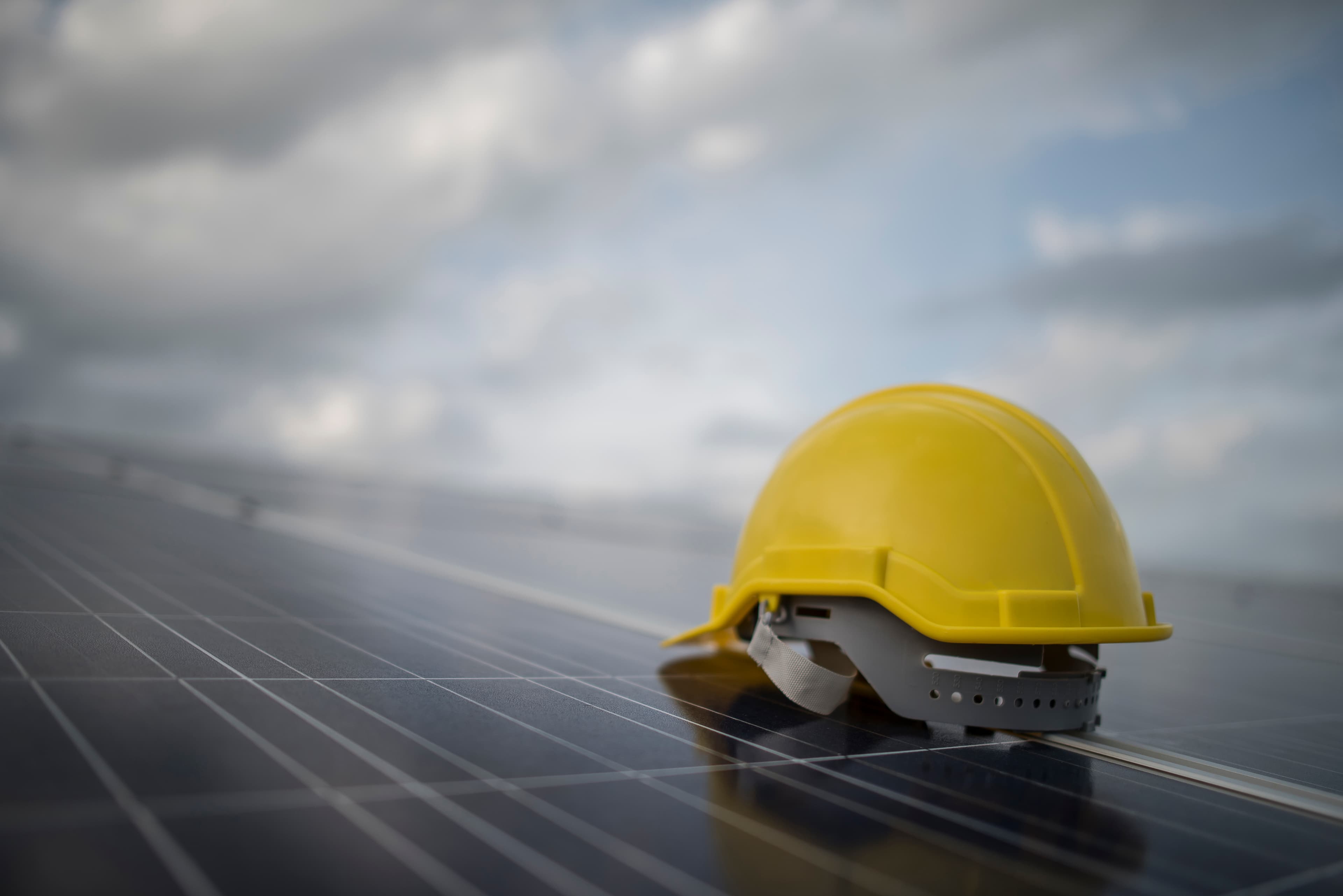 Equipe Hiperion Solar instalando paineis